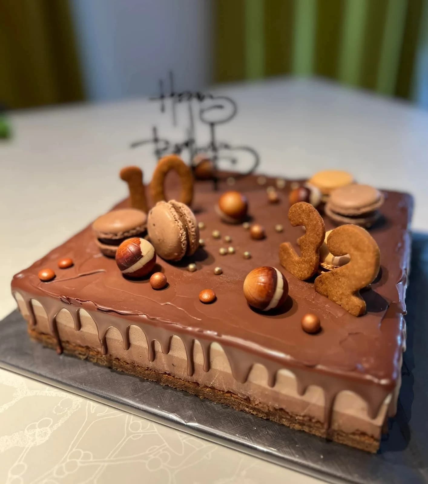 Gâteau d’anniversaire carré au chocolat d’O’délices d’Élodie avec macarons et décorations chiffrées.